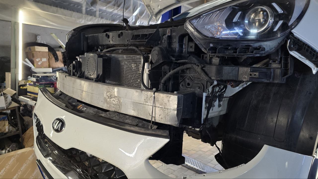 Kia Niro со снятым передним бампером в мастерской